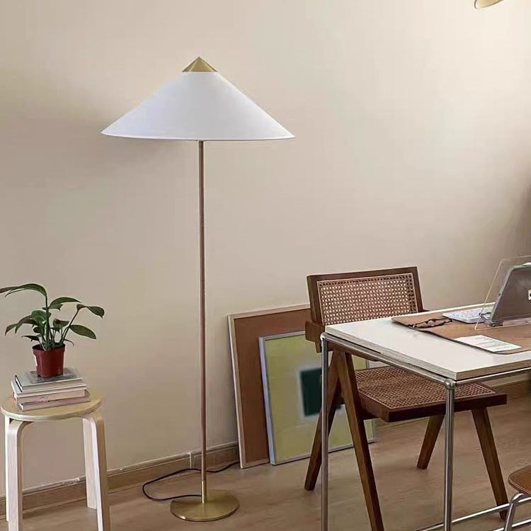 Moderner minimalistischer Regenschirmkegel Eisen Bambus Stoff 3-Licht Stehlampe für Wohnzimmer 