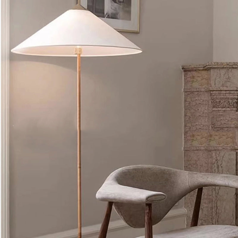Moderner minimalistischer Regenschirmkegel Eisen Bambus Stoff 3-Licht Stehlampe für Wohnzimmer 