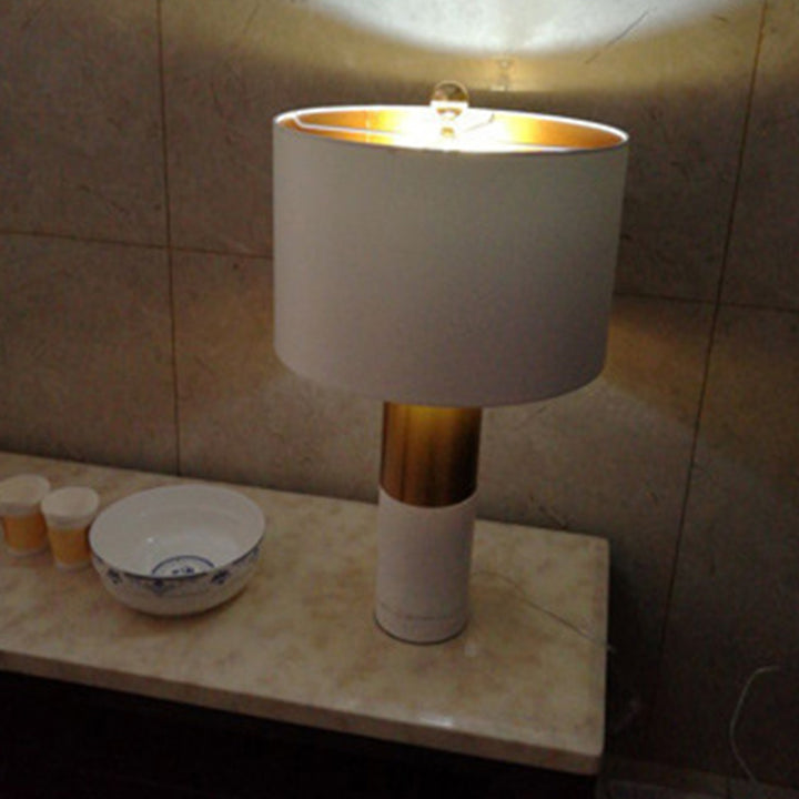 Lampe de table moderne minimaliste cylindre rond en métal marbre tissu 1-lumière pour chambre 