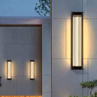 Moderne minimalistische rechteckige Wandleuchte aus Edelstahl und Acryl mit LED für den Außenbereich 