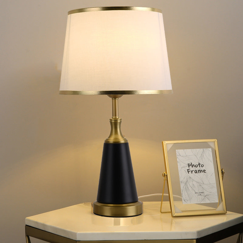 Moderner minimalistischer Zylinderkegel Eisen Stoff 1-Licht Tischlampe für das Schlafzimmer 