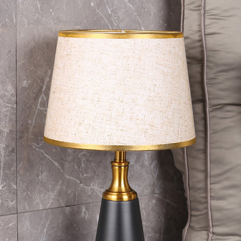 Moderner minimalistischer Zylinderkegel Eisen Stoff 1-Licht Tischlampe für das Schlafzimmer 