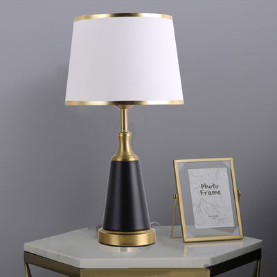 Moderner minimalistischer Zylinderkegel Eisen Stoff 1-Licht Tischlampe für das Schlafzimmer 