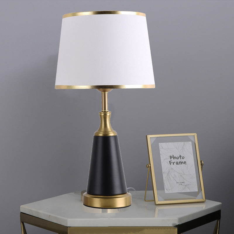 Moderner minimalistischer Zylinderkegel Eisen Stoff 1-Licht Tischlampe für das Schlafzimmer 