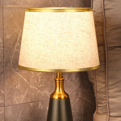 Moderner minimalistischer Zylinderkegel Eisen Stoff 1-Licht Tischlampe für das Schlafzimmer 