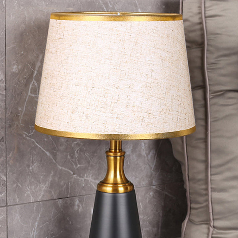 Moderner minimalistischer Zylinderkegel Eisen Stoff 1-Licht Tischlampe für das Schlafzimmer 