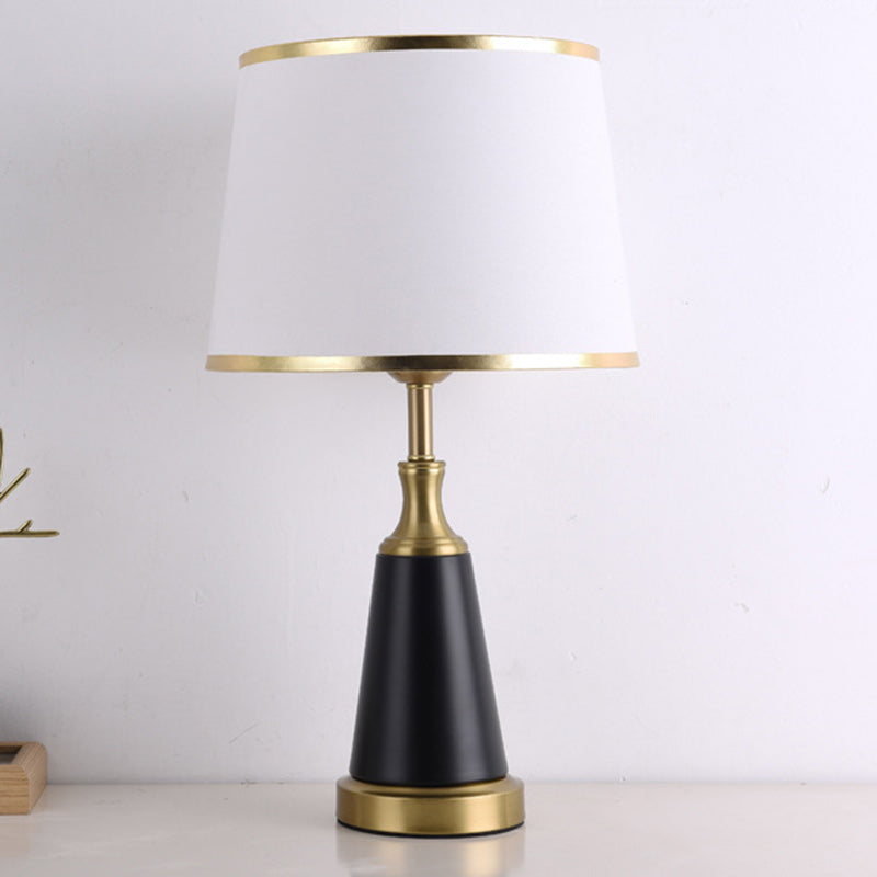 Moderner minimalistischer Zylinderkegel Eisen Stoff 1-Licht Tischlampe für das Schlafzimmer 