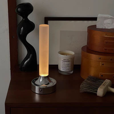Moderne minimalistische USB-Kerzenform runder Zylinder Metall Acryl LED Tischlampe für Schlafzimmer 