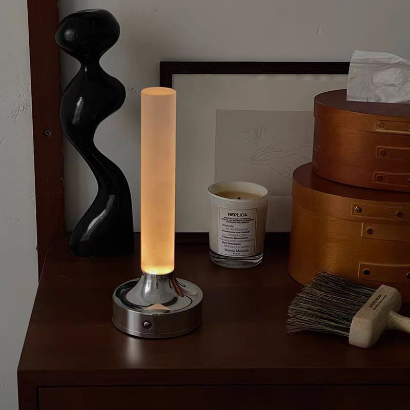 Moderne minimalistische USB-Kerzenform runder Zylinder Metall Acryl LED Tischlampe für Schlafzimmer 