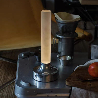 Moderne minimalistische USB-Kerzenform runder Zylinder Metall Acryl LED Tischlampe für Schlafzimmer 
