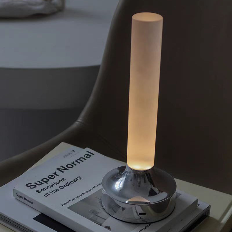 Moderne minimalistische USB-Kerzenform runder Zylinder Metall Acryl LED Tischlampe für Schlafzimmer 