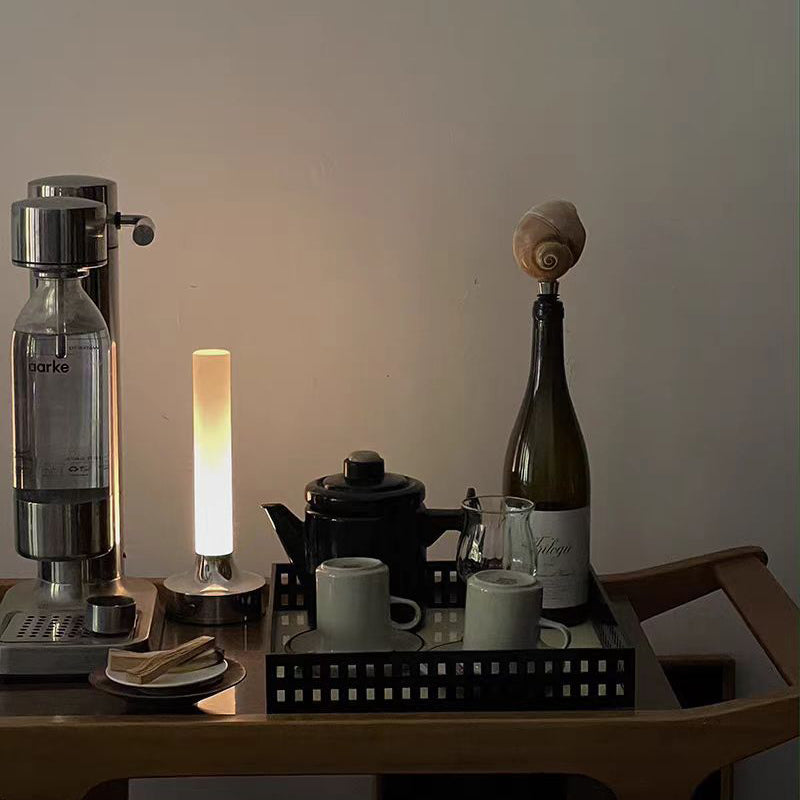 Moderne minimalistische USB-Kerzenform runder Zylinder Metall Acryl LED Tischlampe für Schlafzimmer 