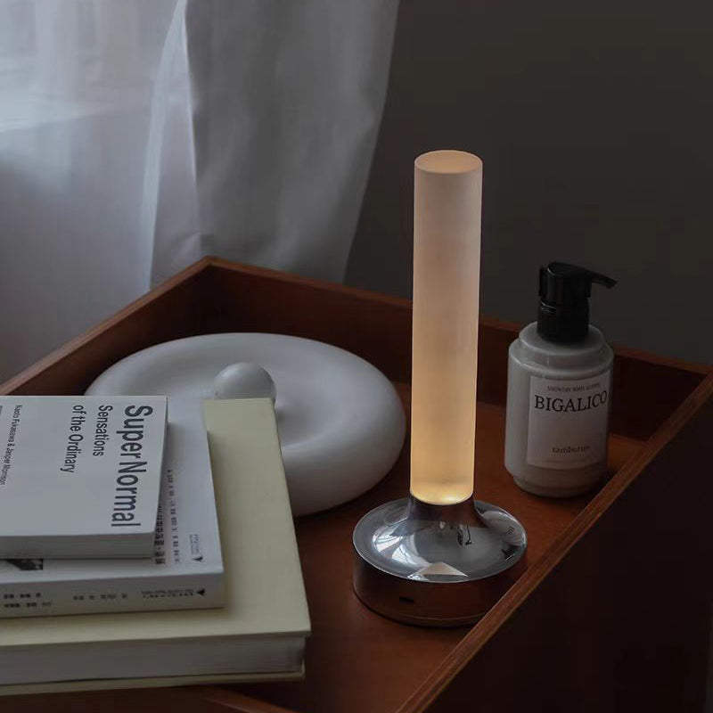 Moderne minimalistische USB-Kerzenform runder Zylinder Metall Acryl LED Tischlampe für Schlafzimmer 