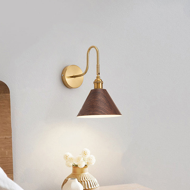Traditionelle Vintage-Drehbare Kegel-Eisen 1-flammige Wandleuchte für das Schlafzimmer 
