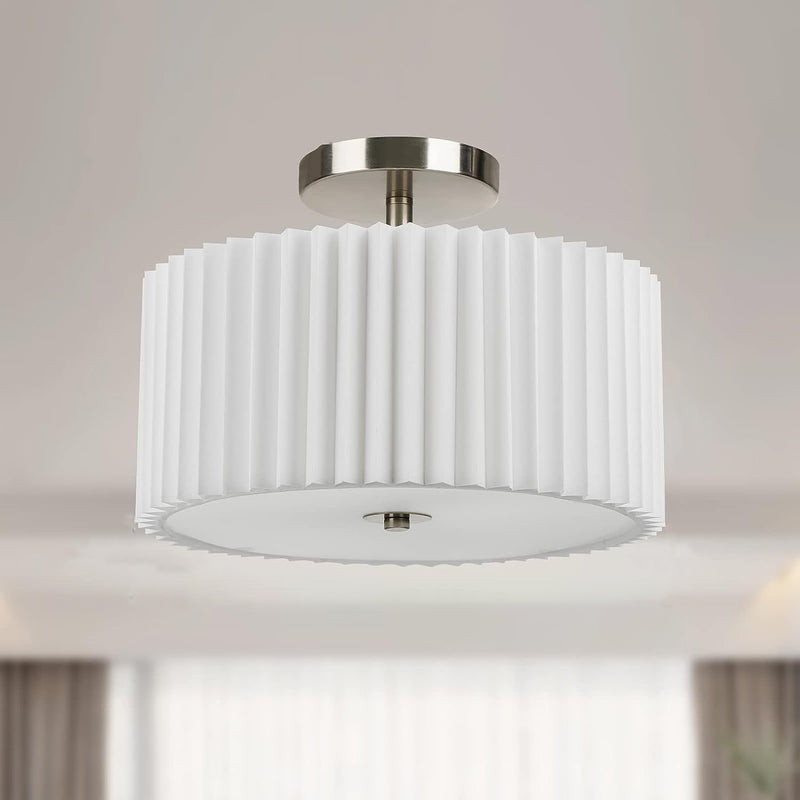 Moderne minimalistische plissierte runde Zylinder Metall Stoff Acryl 3-Licht Semi-Flush Mount Deckenleuchte für das Schlafzimmer 