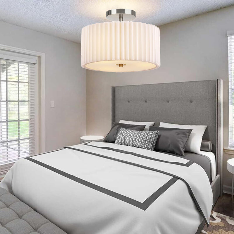 Moderne minimalistische plissierte runde Zylinder Metall Stoff Acryl 3-Licht Semi-Flush Mount Deckenleuchte für das Schlafzimmer 