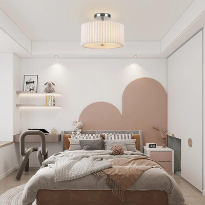 Moderne minimalistische plissierte runde Zylinder Metall Stoff Acryl 3-Licht Semi-Flush Mount Deckenleuchte für das Schlafzimmer 