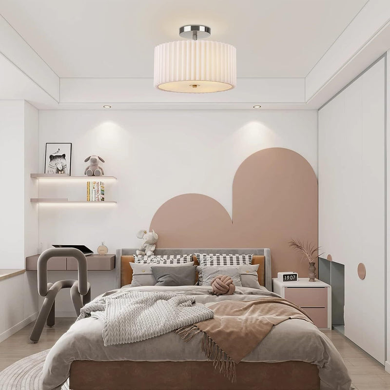 Moderne minimalistische plissierte runde Zylinder Metall Stoff Acryl 3-Licht Semi-Flush Mount Deckenleuchte für das Schlafzimmer 
