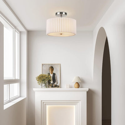 Moderne minimalistische plissierte runde Zylinder Metall Stoff Acryl 3-Licht Semi-Flush Mount Deckenleuchte für das Schlafzimmer 