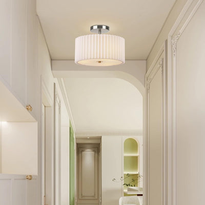 Moderne minimalistische plissierte runde Zylinder Metall Stoff Acryl 3-Licht Semi-Flush Mount Deckenleuchte für das Schlafzimmer 