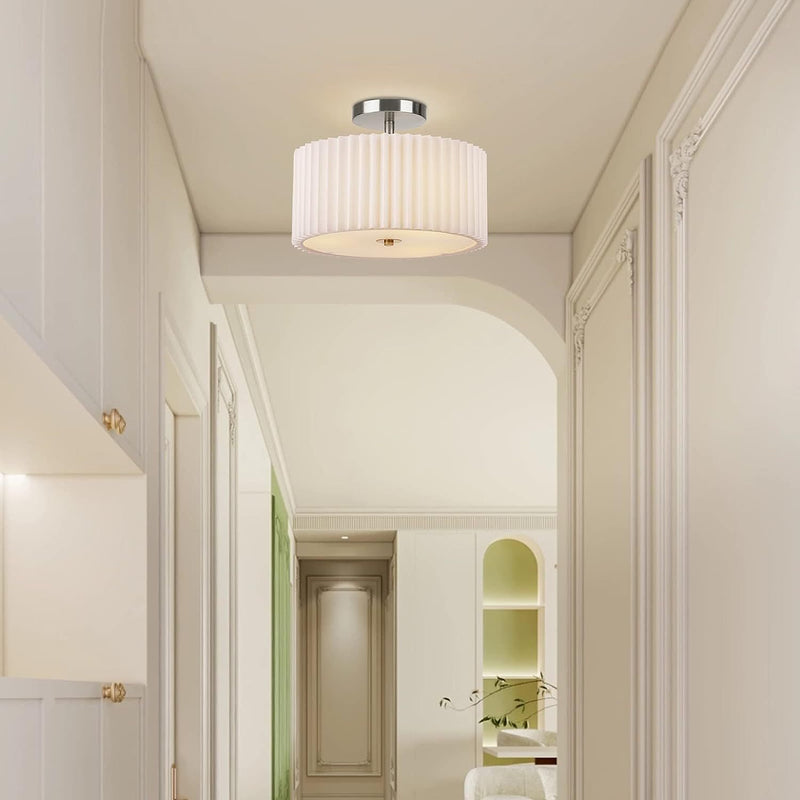 Moderne minimalistische plissierte runde Zylinder Metall Stoff Acryl 3-Licht Semi-Flush Mount Deckenleuchte für das Schlafzimmer 