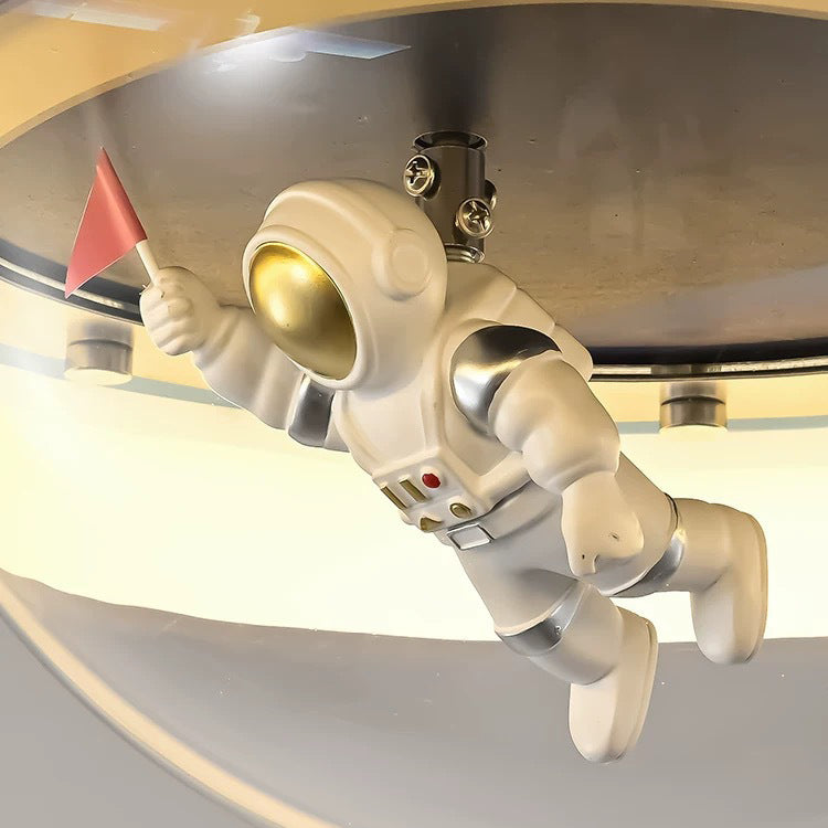 Zeitgenössische kreative Jungen-Astronauten-Rundkuppel-Hardware-Acryl-LED-Deckenleuchte für das Schlafzimmer 