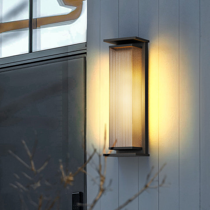 مصباح حائطي LED من الفولاذ المقاوم للصدأ بتصميم مستطيل مقاوم للماء يعمل بالطاقة الشمسية بأسلوب عصري وبسيط للاستخدام الخارجي 
