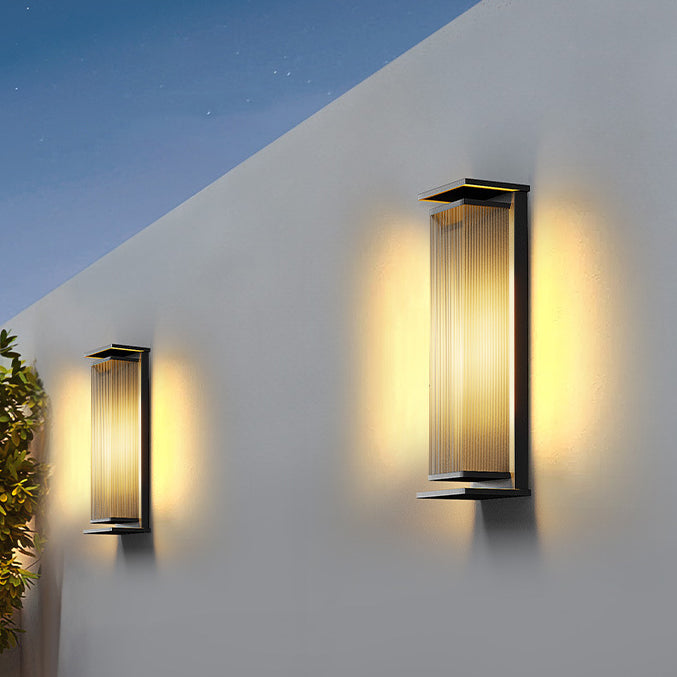 مصباح حائطي LED من الفولاذ المقاوم للصدأ بتصميم مستطيل مقاوم للماء يعمل بالطاقة الشمسية بأسلوب عصري وبسيط للاستخدام الخارجي 
