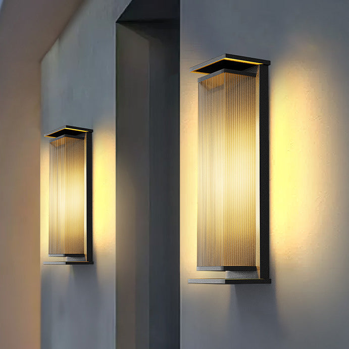 مصباح حائطي LED من الفولاذ المقاوم للصدأ بتصميم مستطيل مقاوم للماء يعمل بالطاقة الشمسية بأسلوب عصري وبسيط للاستخدام الخارجي 