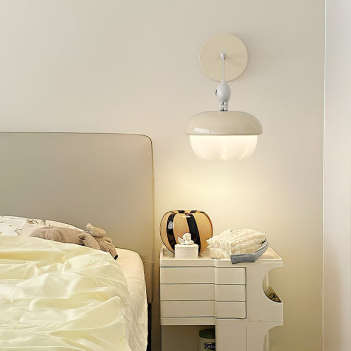Zeitgenössische nordische Kiefernzapfenform Runde PE Eisen LED Wandleuchte für das Schlafzimmer 
