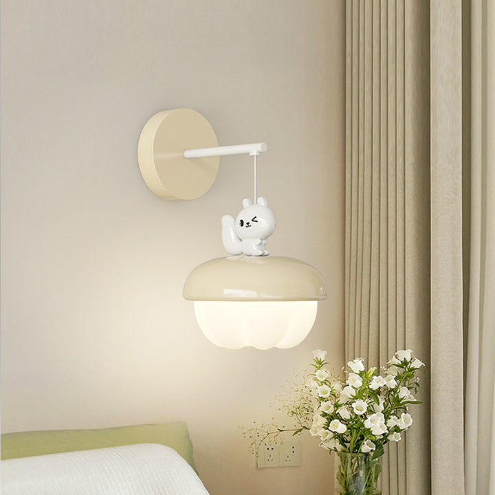 Zeitgenössische nordische Kiefernzapfenform Runde PE Eisen LED Wandleuchte für das Schlafzimmer 