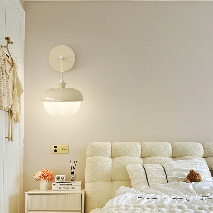 Zeitgenössische nordische Kiefernzapfenform Runde PE Eisen LED Wandleuchte für das Schlafzimmer 