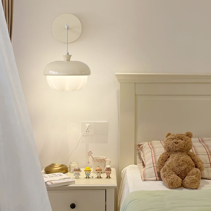 Zeitgenössische nordische Kiefernzapfenform Runde PE Eisen LED Wandleuchte für das Schlafzimmer 