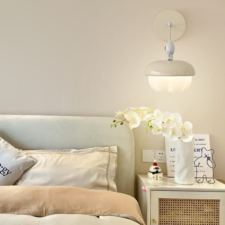 Zeitgenössische nordische Kiefernzapfenform Runde PE Eisen LED Wandleuchte für das Schlafzimmer 
