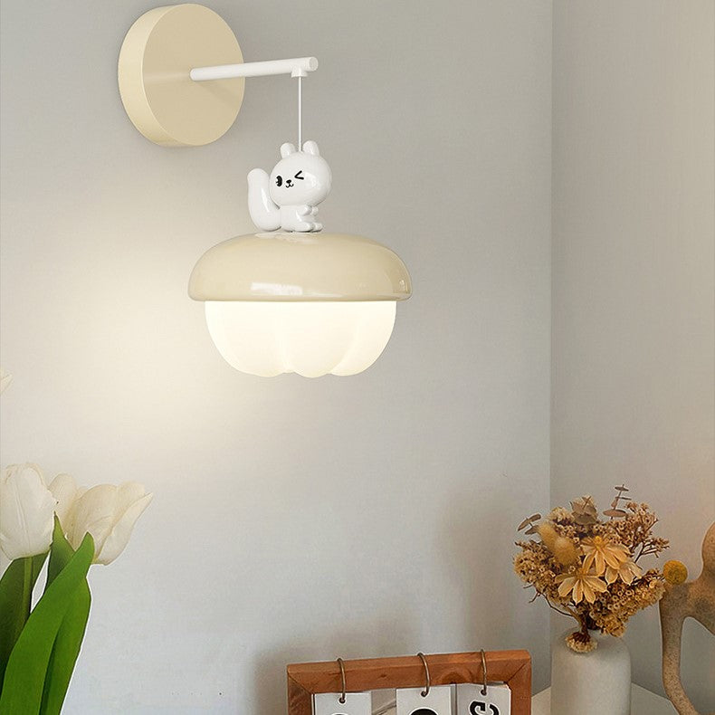 Zeitgenössische nordische Kiefernzapfenform Runde PE Eisen LED Wandleuchte für das Schlafzimmer 