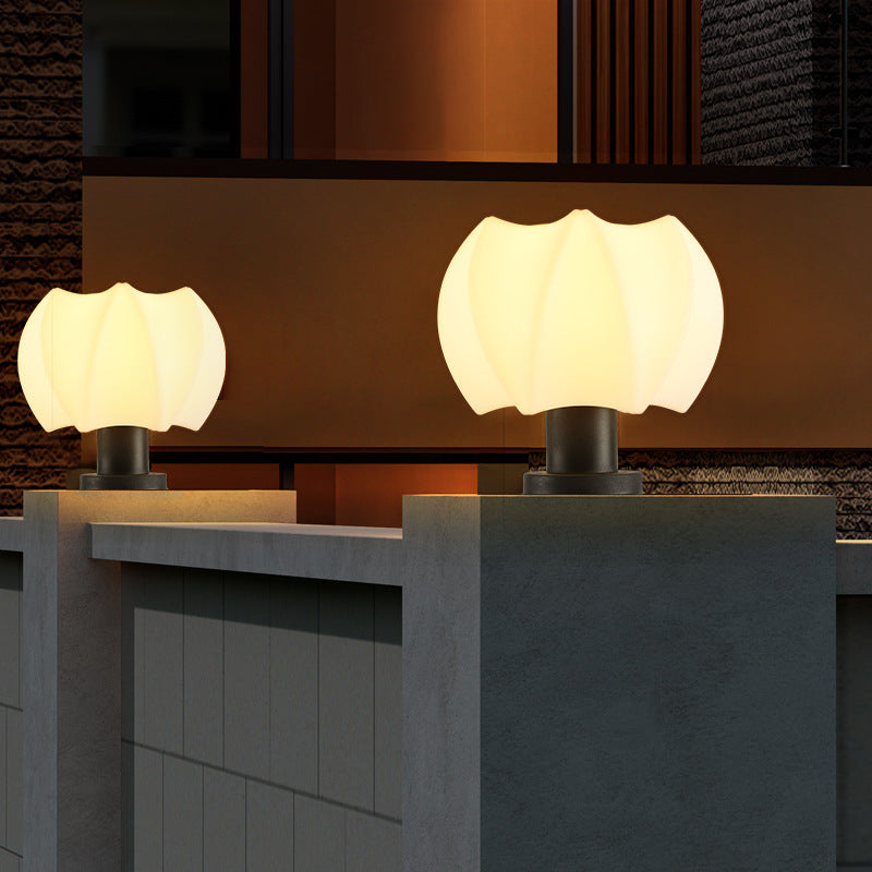 أضواء LED خارجية مقاومة للماء بتصميم حديث وبسيط على شكل لوتس أسطواني مستدير من البولي إيثيلين للفناء 