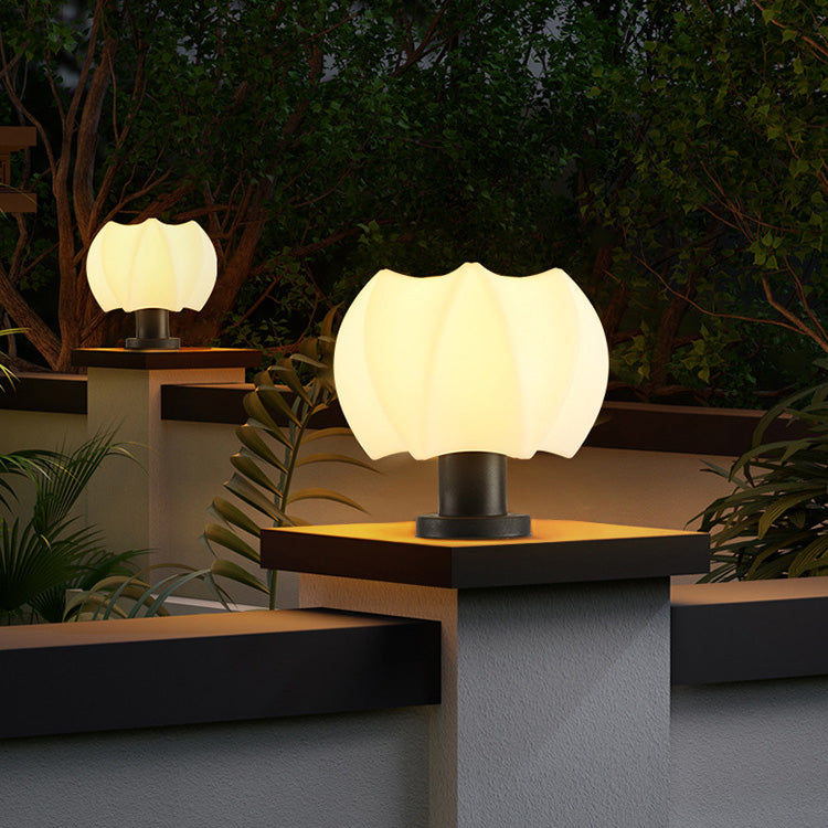 أضواء LED خارجية مقاومة للماء بتصميم حديث وبسيط على شكل لوتس أسطواني مستدير من البولي إيثيلين للفناء 