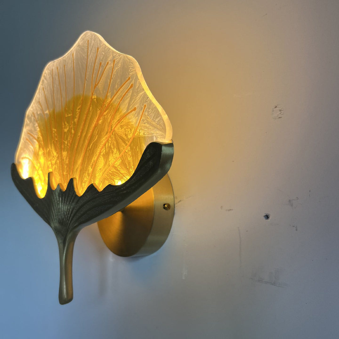 Zeitgenössische kreative Ginkgo-Blatt-Kupferglasur-Emaille-LED-Wandleuchte für das Schlafzimmer 