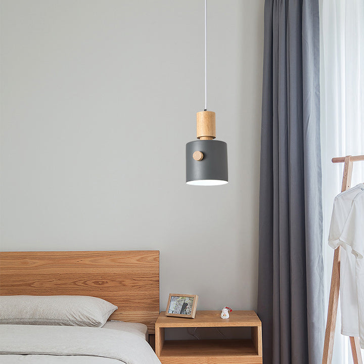 Moderne skandinavische Macaron-Pendelleuchte aus Eisen und Massivholz in runder Zylinderform, 1-flammig, für das Schlafzimmer 