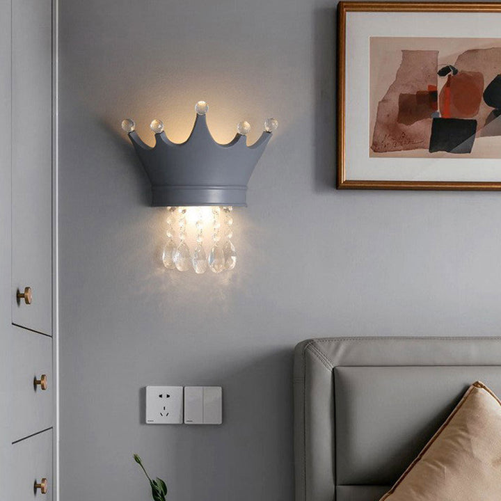 Zeitgenössische kreative Kinder Krone Halbkreis Harz Kristall 2-Licht Wandleuchte für das Schlafzimmer 