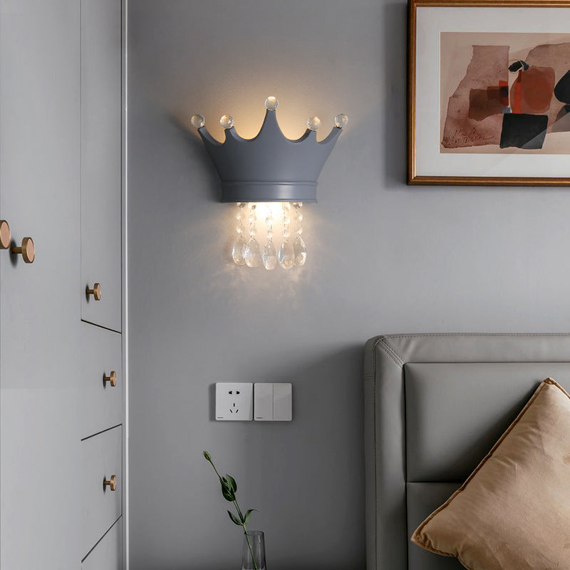 Zeitgenössische kreative Kinder Krone Halbkreis Harz Kristall 2-Licht Wandleuchte für das Schlafzimmer 