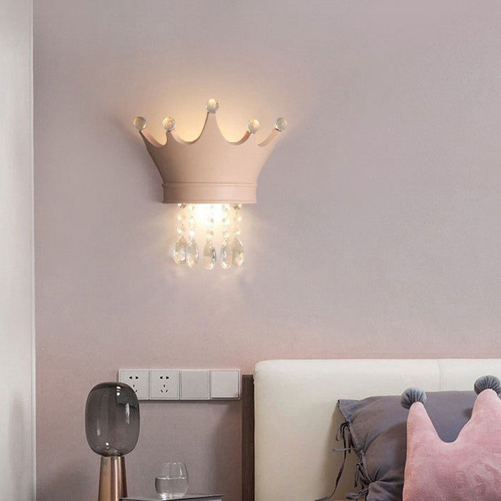 Zeitgenössische kreative Kinder Krone Halbkreis Harz Kristall 2-Licht Wandleuchte für das Schlafzimmer 