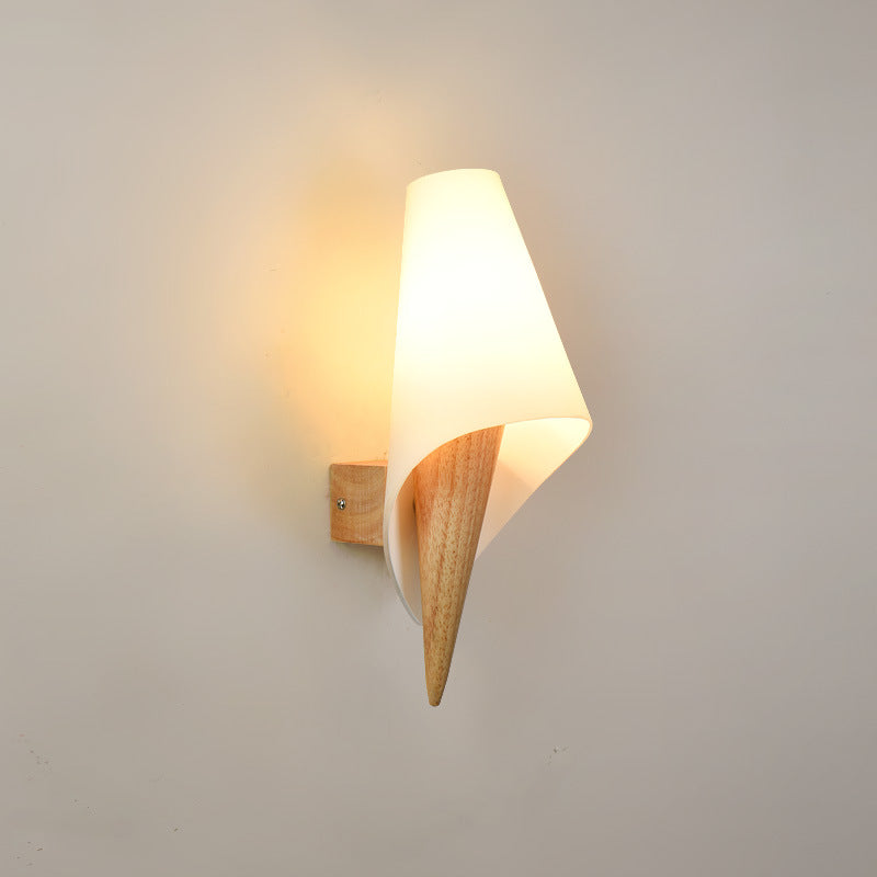 Zeitgenössische kreative Eistütenform Runde Kegel Holz Glas 1-Licht Wandleuchte für das Schlafzimmer 