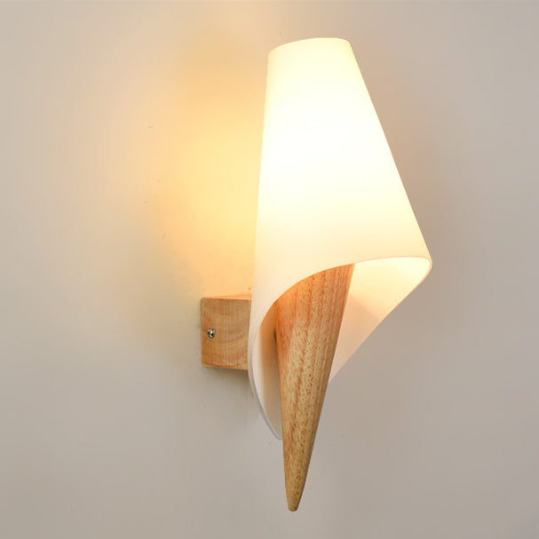 Zeitgenössische kreative Eistütenform Runde Kegel Holz Glas 1-Licht Wandleuchte für das Schlafzimmer 