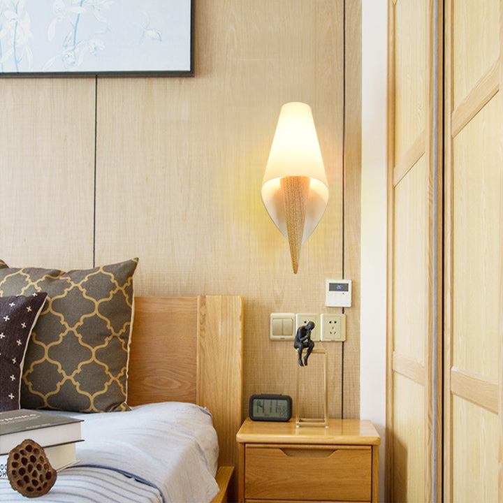 Zeitgenössische kreative Eistütenform Runde Kegel Holz Glas 1-Licht Wandleuchte für das Schlafzimmer 