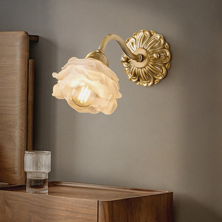 Zeitgenössische kreative florale Kupferglas-Wandleuchte mit 1 Licht für das Schlafzimmer 