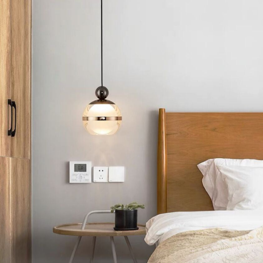 Suspension LED en fer, aluminium et acrylique de style scandinave contemporain pour chambre 