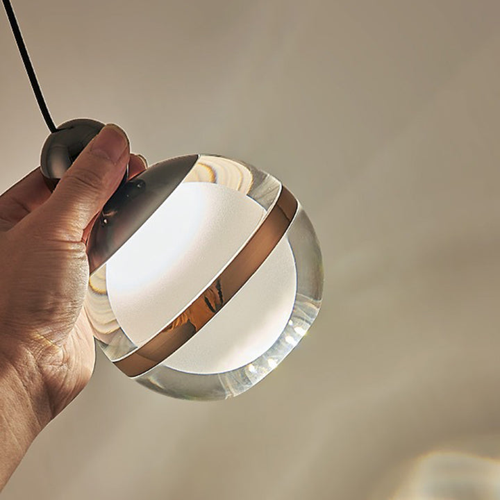 Suspension LED en fer, aluminium et acrylique de style scandinave contemporain pour chambre 