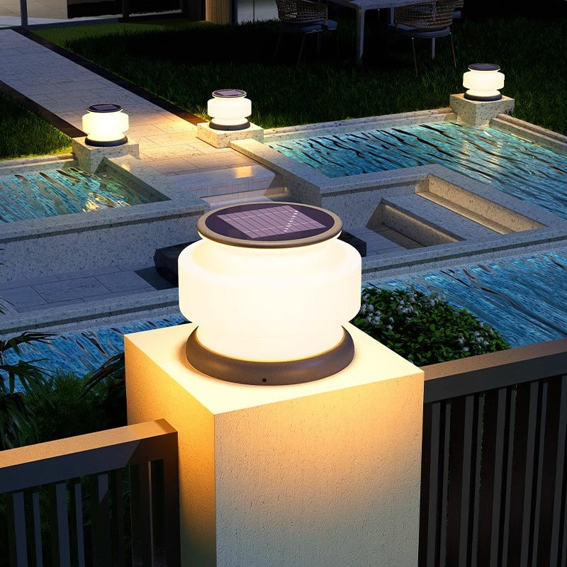 ضوء خارجي LED بلاستيكي من الفولاذ المقاوم للصدأ مقاوم للماء بأسطوانة شمسية بتصميم حديث وبسيط للفناء 