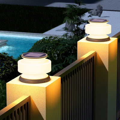 ضوء خارجي LED بلاستيكي من الفولاذ المقاوم للصدأ مقاوم للماء بأسطوانة شمسية بتصميم حديث وبسيط للفناء 